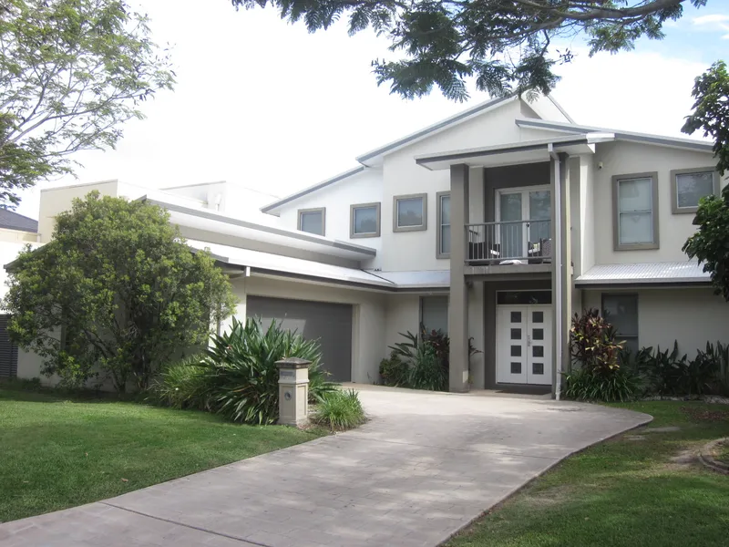 Spacious family home in Emerald Lakes!