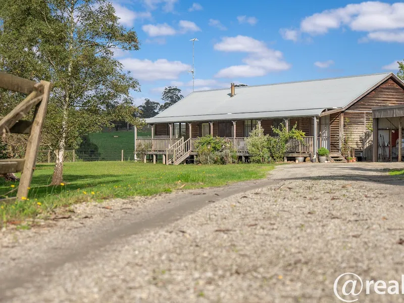 Lifestyle, Country living on 12 stunning acres!