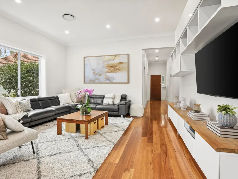 RENOVATED FREESTANDING HOME IN DOUBLE BAY WITH HEATED POOL