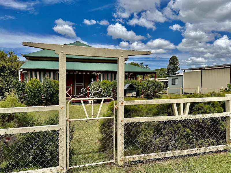QUEENSLANDER - CUTE AS A BUTTON ! - LOOK AT THE VIEWS !