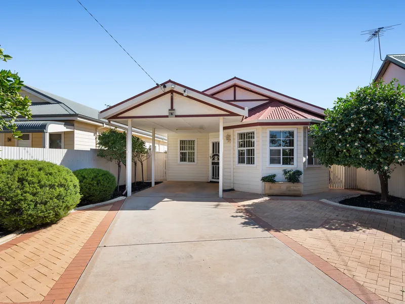 Stunning and Move-In-Ready, Family Home in a Great Piccadilly Location!