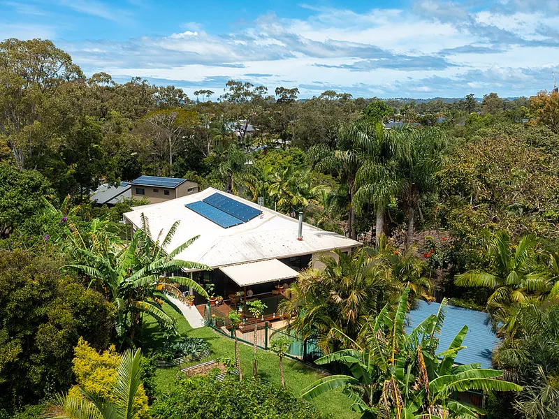 A RARE LARGE DUAL OCCUPANCY HOME IN A LARGE PRIVATE TROPICAL SETTING