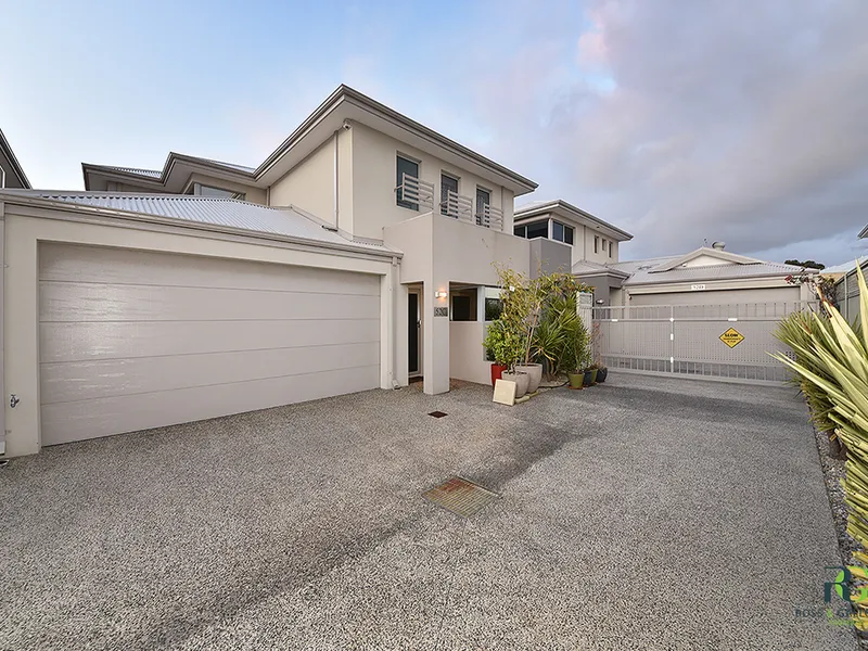 HIGH-END SOPHISTICATED & CHIC TOWNHOUSE