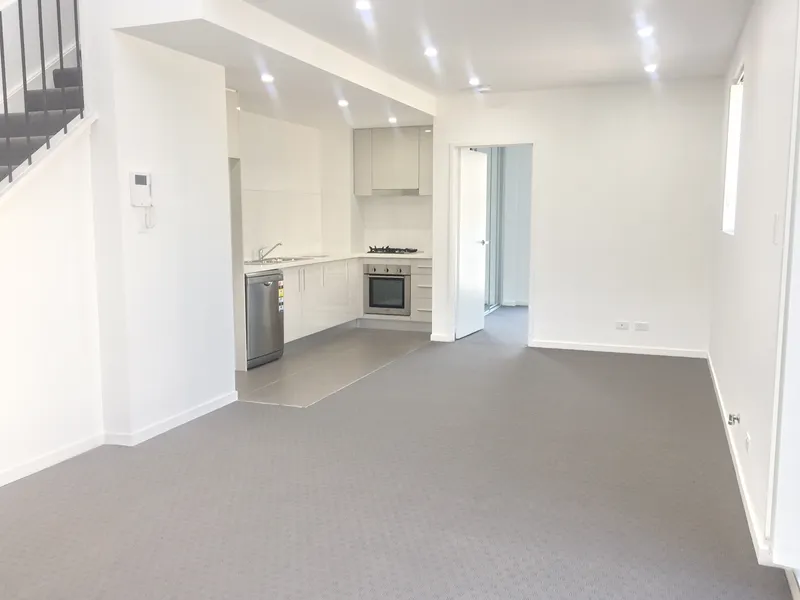 Modern split-level apartment in a prime location             Please call Andrew on 0411 688 662 for an inspection