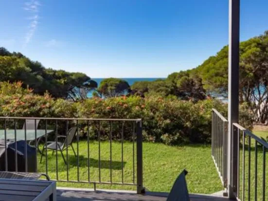 1 Bedroom Fully Self Contained Beach reserve frontage