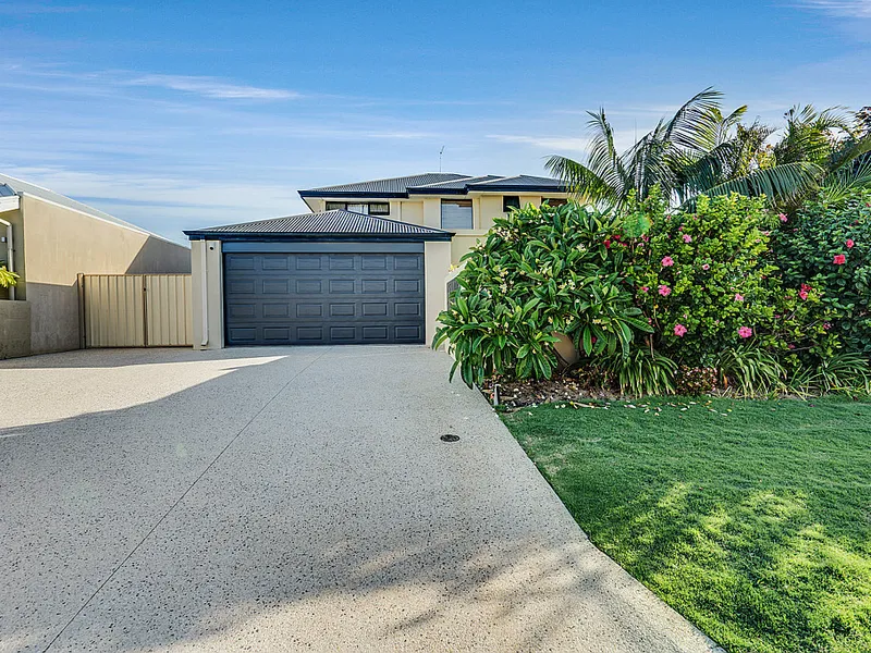 Beachside Home With Side Access, Powered Workshop & Pool!