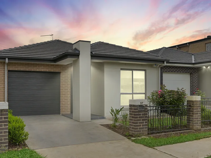 Thornton - Free standing house with backyard