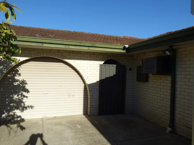 WELL KEPT 3 BED 2 BATH HOME - REAR UNIT