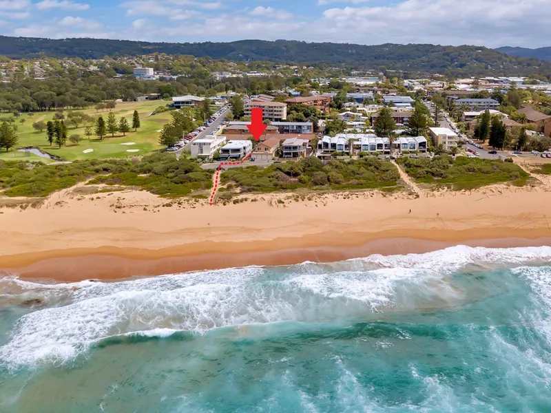 SURFS UP - 3 BEDROOM TOWN HOUSE ACROSS THE ROAD FROM THE BEACH!