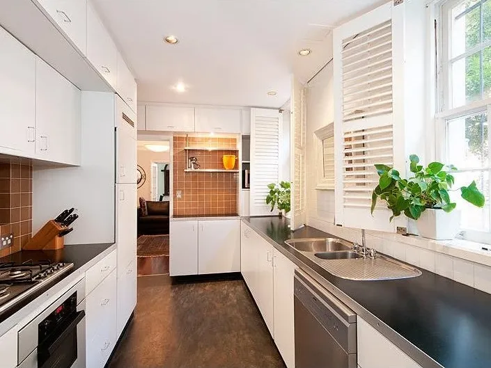 ELEGANT 2 BEDROOM ROSE BAY APARTMENT WITH LOCK-UP GARAGE