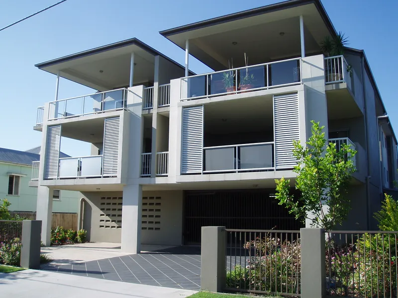 CLAYFIELD LOCATION, ENTERTAINERS SIZE DECK, 2 CAR REMOTE