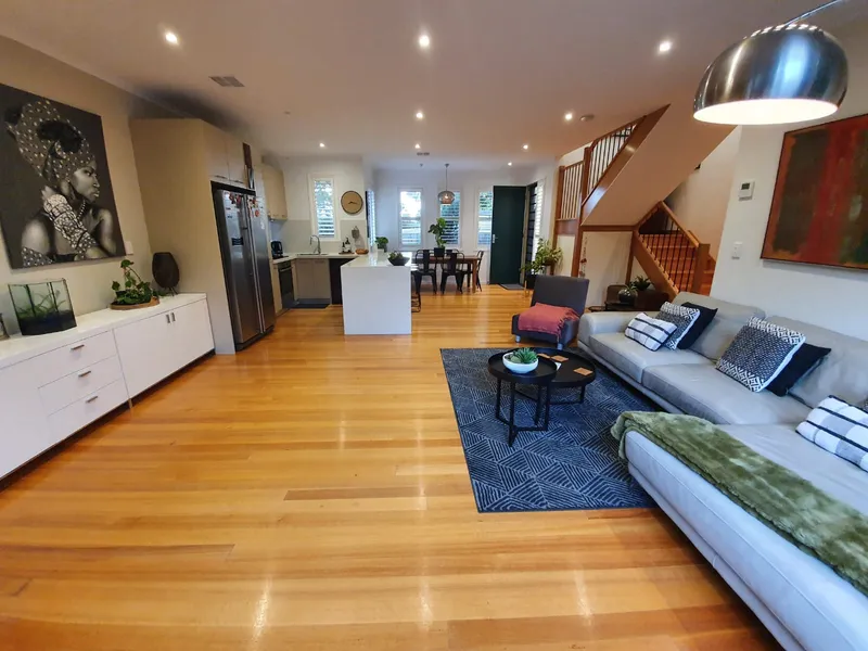 MODERN AND SUPER SIZED TOWN RESIDENCE WITH AMAZING OUTDOOR ENTERTAINMENT