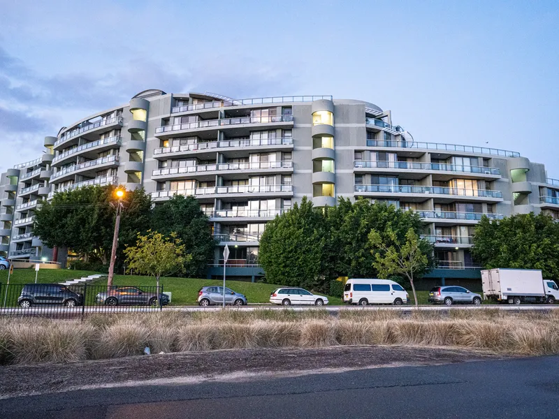 Spacious Entertainer's Apartment In 'Mariners Cove' Complex 