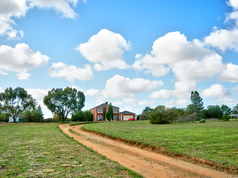 Huge Family Home On 3 Acres