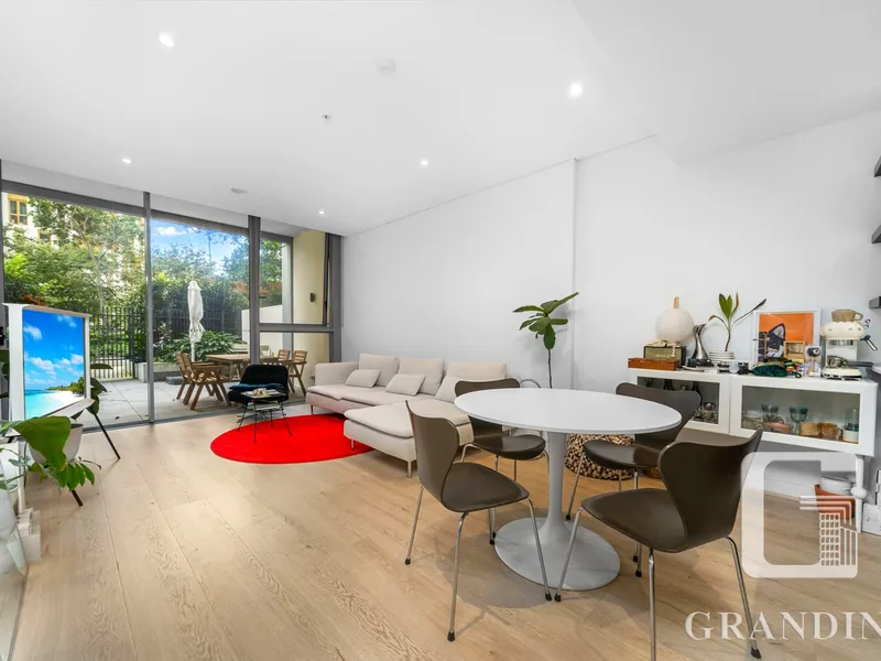 Pet Friendly Sunny and Spacious 2 bedroom with Courtyard
