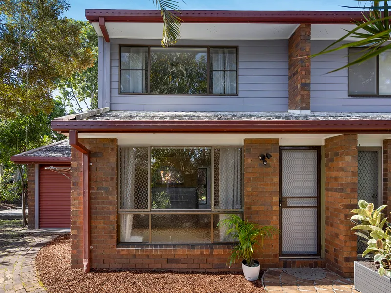 WELL POSITIONED, LOW MAINTENANCE BRICK TOWNHOUSE!