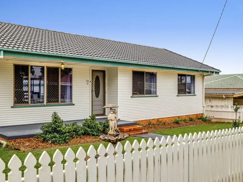 TIDY FAMILY HOME WITH FANTASTIC INDOOR AND OUTDOOR LIVING OPTIONS