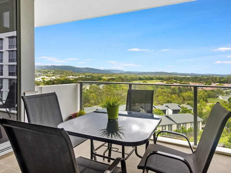 CENTRAL ROBINA IS THE PLACE TO BE! A PERFECT APARTMENT FOR PROFESSIONALS OR ALIKE!