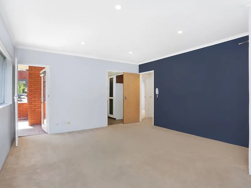 Elevated ground floor apartment in ultra-convenient location