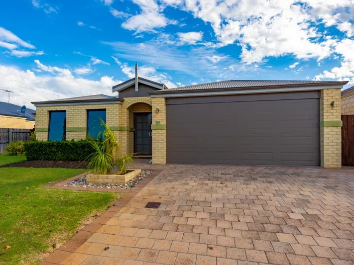 Close to the Beach Close to Shops BE QUICK !!