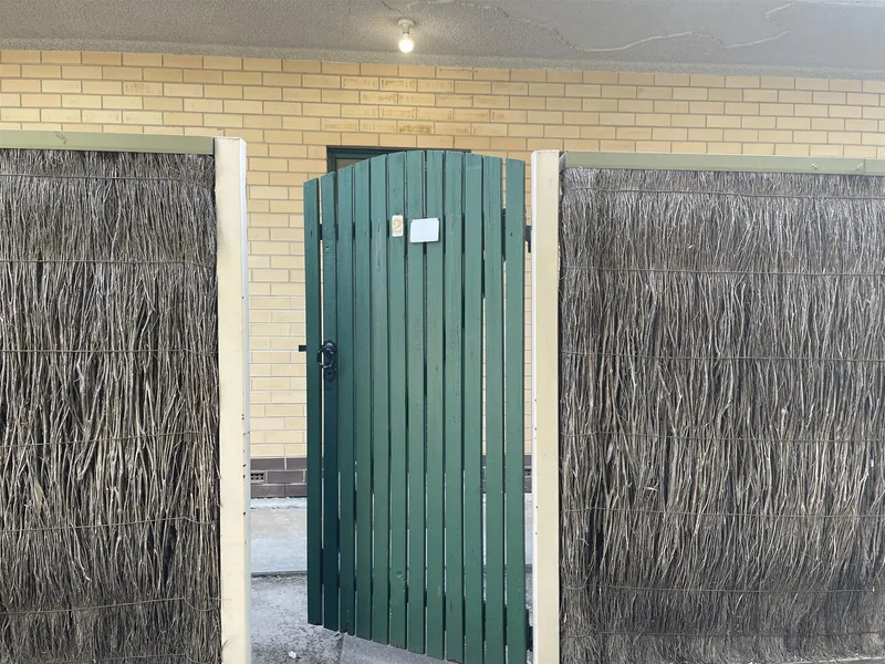 GOOD SIZED UPSTAIRS UNIT