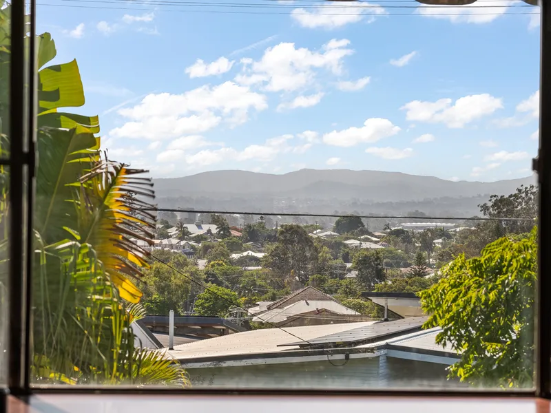 DUAL LIVING LARGE FAMILY HOME WITH PERFECT VISTA VIEWS AND POOL