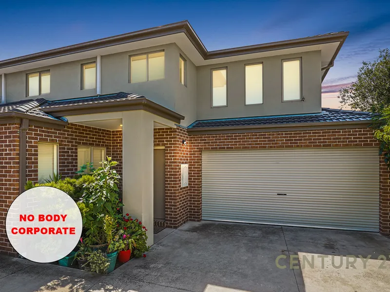 LUXURIOUS AND CONTEMPORARY TOWNHOUSE!