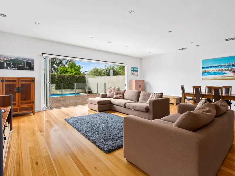 EXECUTIVE LIVING WITH POOL