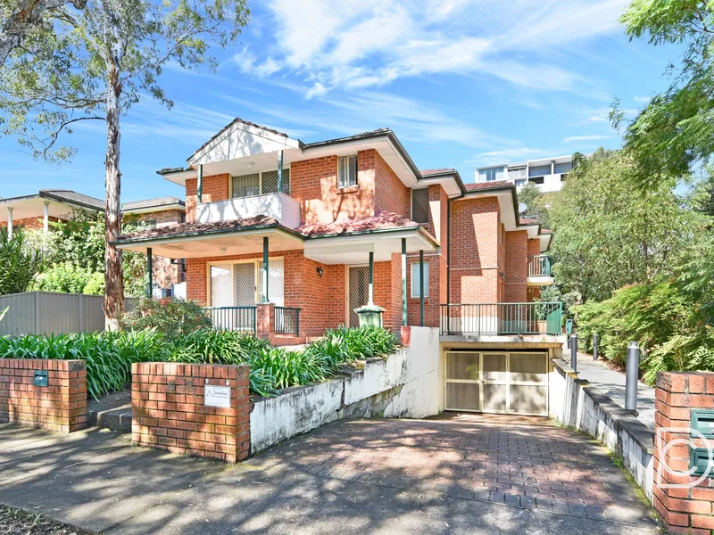 CENTRAL LIVING WITH COURTYARD