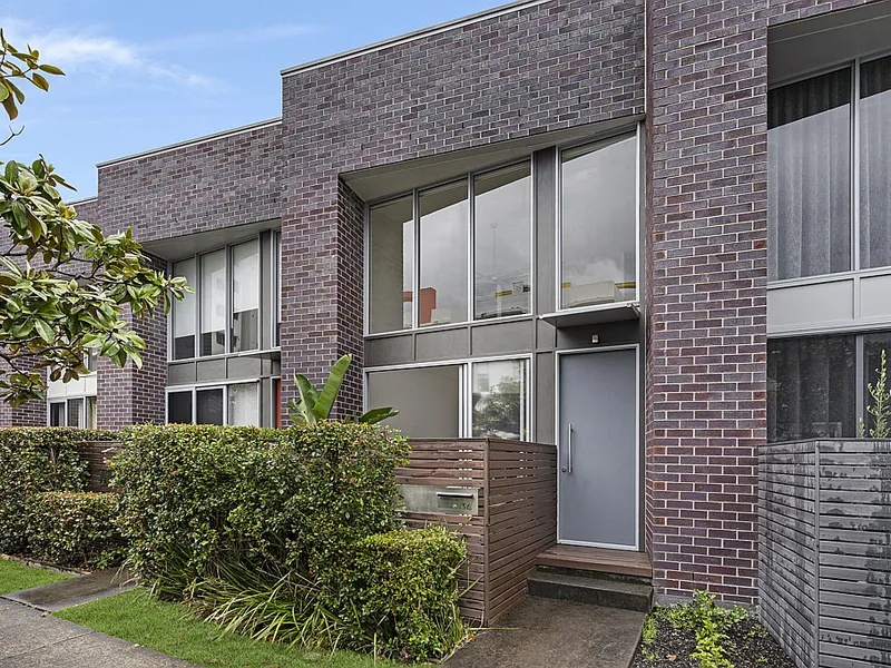 ULTIMATE HOME OR OFFICE- YOUR TIME TO ACT IS NOW!