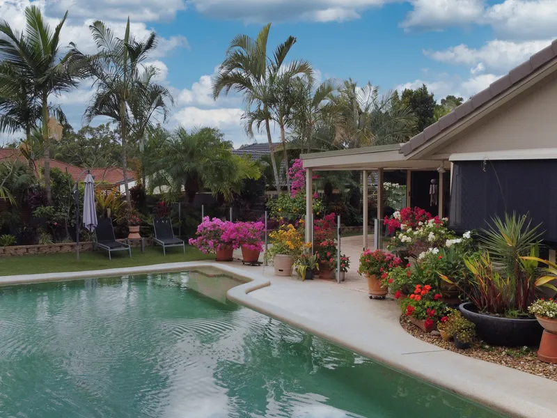 A STYLISH DESIGNER SINGLE LEVEL HOME SET IN A SOUGHT AFTER ELEVATED POSITION OVERLOOKING THE ARUNDEL HILLS GOLF COURSE WITH MAGICAL EASY CARE GARDENS!