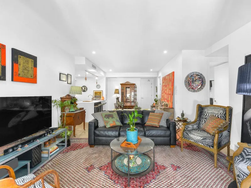 Charming unit in the leafy Norman Park