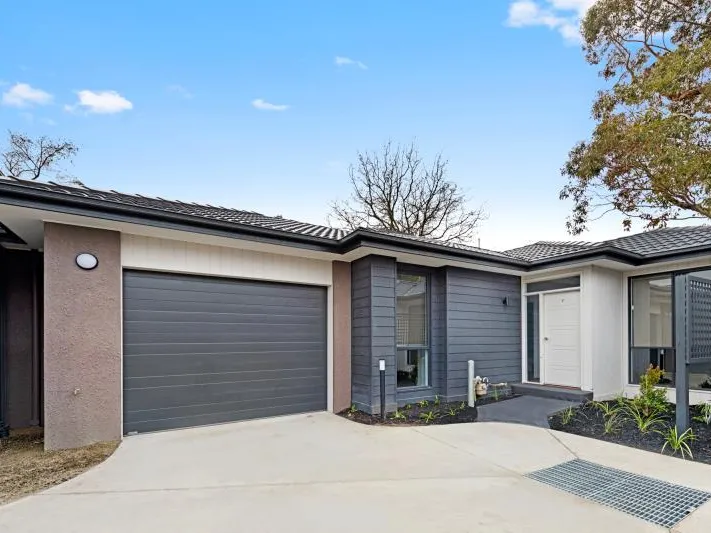 ULTRA MODERN SINGLE STOREY TOWNHOUSE!