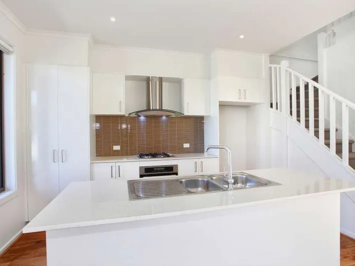 Spacious & freshly renovated townhouse in Craigieburn