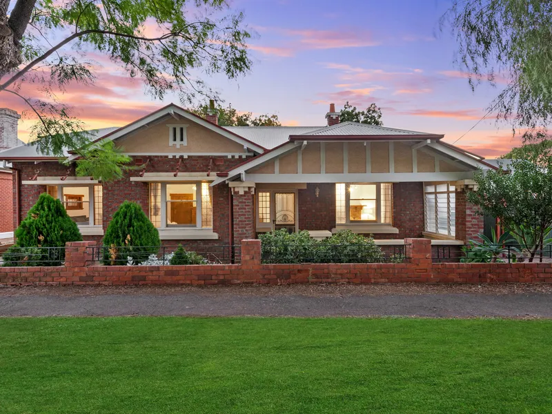 STATELY C1925 BUNGALOW FOR SPACIOUS FAMILY LIVING