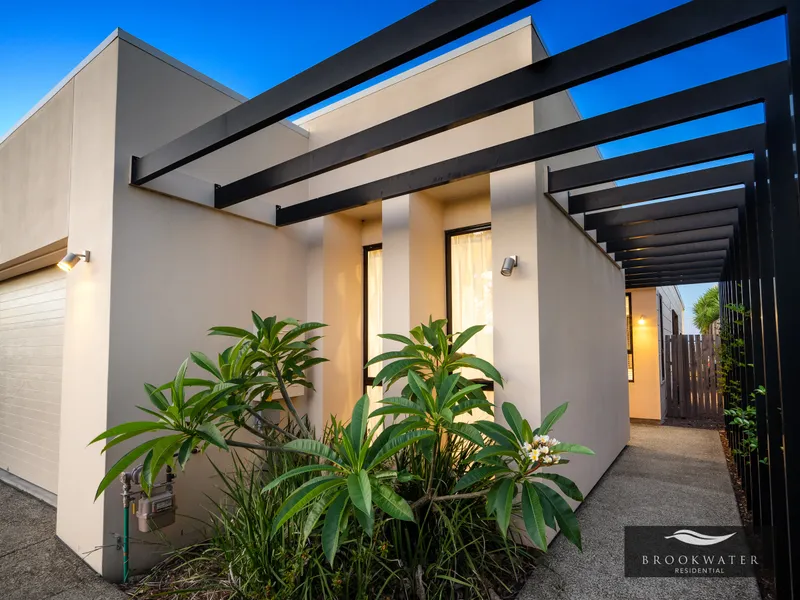 SINGLE LEVEL “VOGUE” STYLE PARADISE – WALKING DISTANCE TO THE SHOPS!