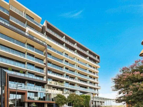 LIGHT FILLED 1 BED IN POPULAR TOORONGA VILLAGE