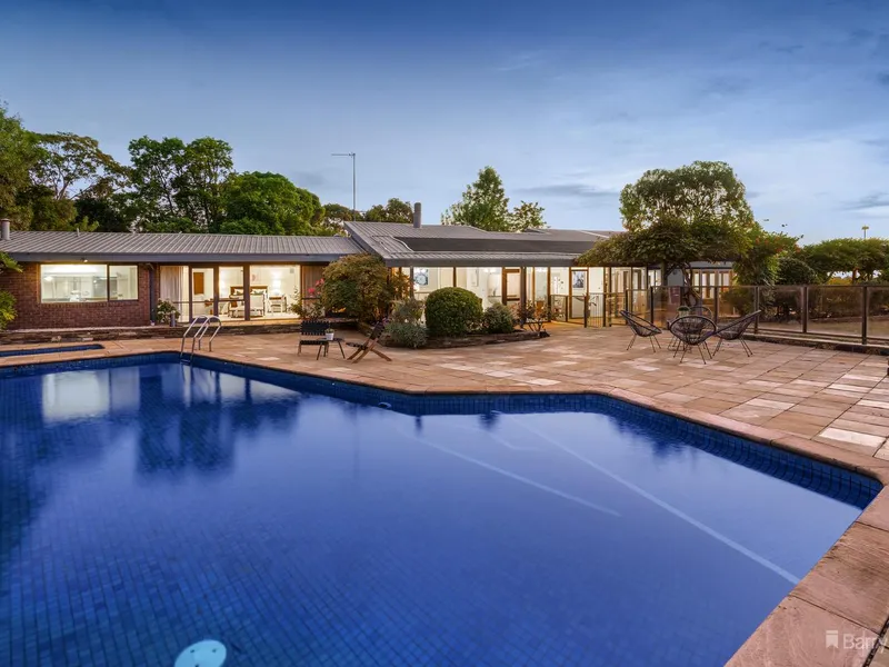 Luxurious acre living in a premier Templestowe address.