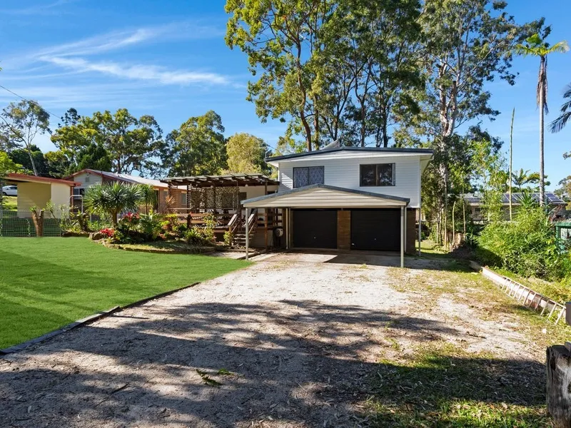 Rare modern 3 bedroom house on 1012m2 block