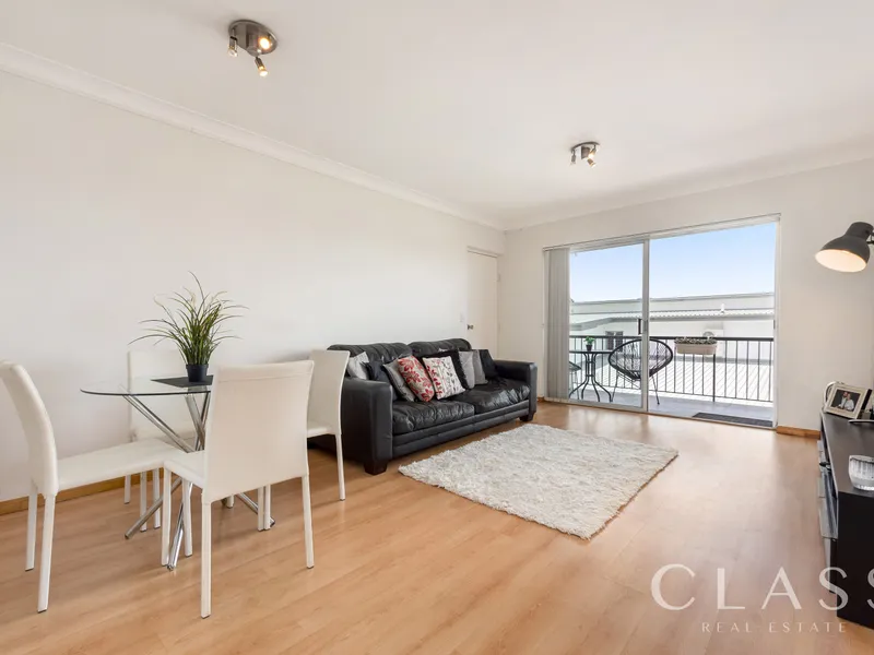 SPACIOUS TOP FLOOR UNIT, BEAUTIFUL PANORAMIC SUBURBAN VIEWS!