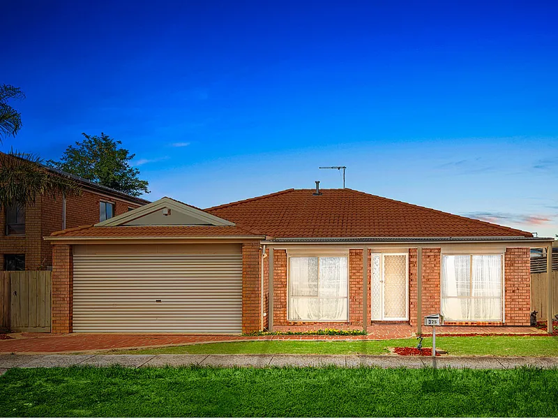 6 BEDROOMS - DOUBLE GARAGE HOME IN STRIVING TARNEIT POCKET!!