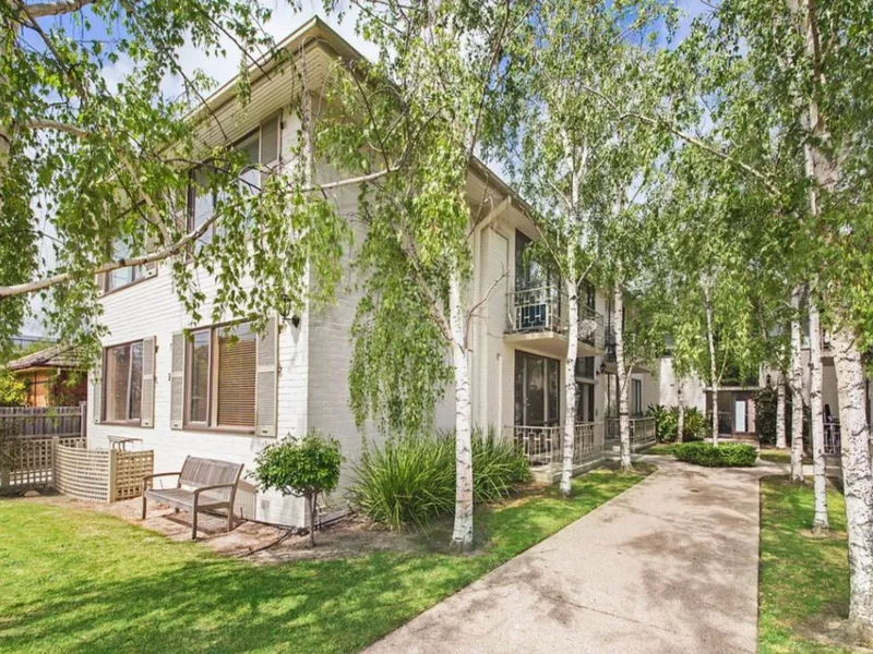 TWO BEDROOM APARTMENT, WALKING DISTANCE TO ORMOND STATION | HODGES CAULFIELD