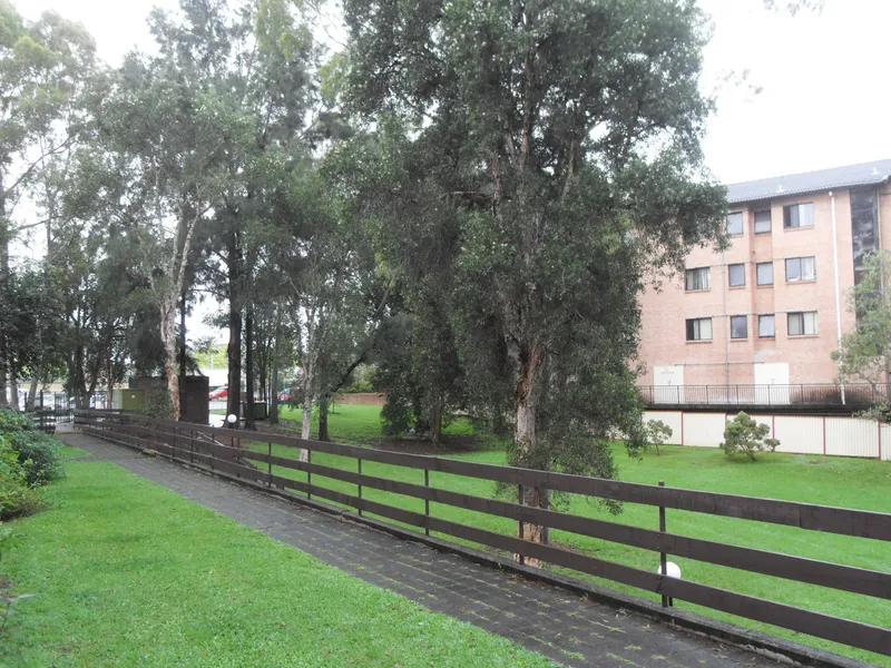 WALK TO CARRAMAR STATION