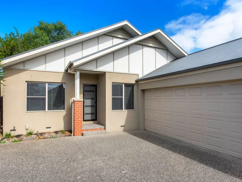 MODERN 3 BEDROOM TOWNHOUSE IN GEELONG WEST