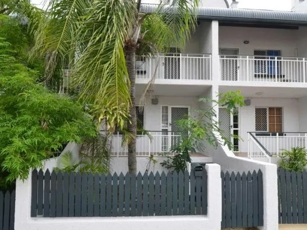 Charming 2-Bedroom Townhouse Near Castle Hill – Perfect Location!