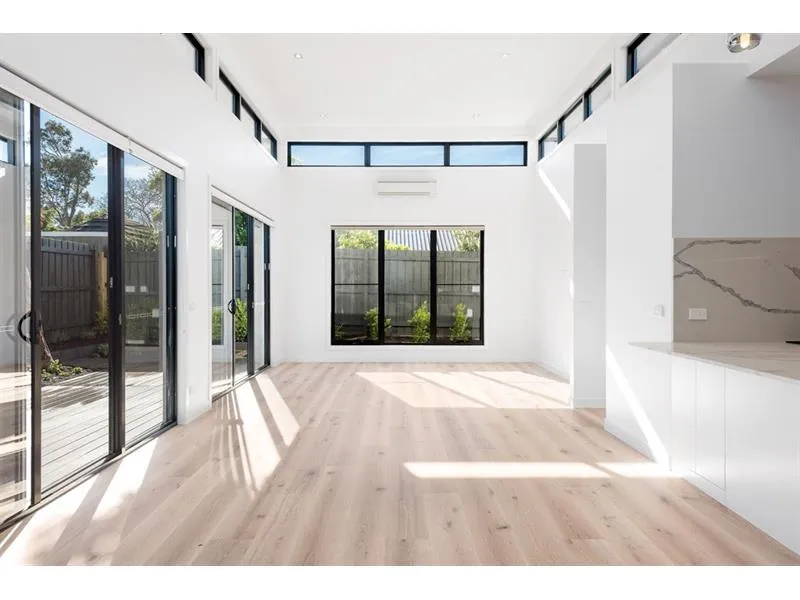 3 Bedroom 2 Bathroom SINGLE Level Townhouse - Walk To Beaumaris Nth Primary & Beaumaris Secondary
