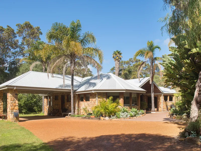 Stunning lifestyle property only minutes from town and beach!