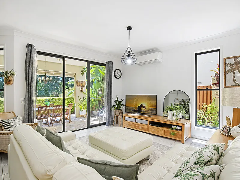 Fresh Tropical Oasis In The Cove Estate