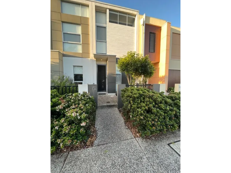 WELL KEPT MODERN TOWNHOUSE WITH LOFT BEDROOM