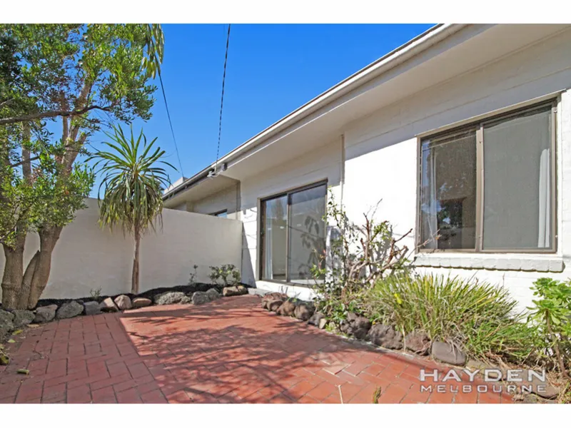 Brilliant 2 Bedroom Home With ALL Electricity & Water Usage Included!!